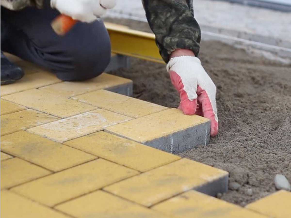 9 вариантов покрытия для двора частного дома