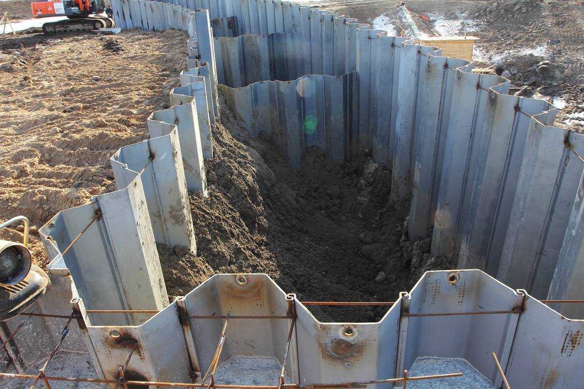 Устройство и установка шпунтового ограждения котлована из труб и досок