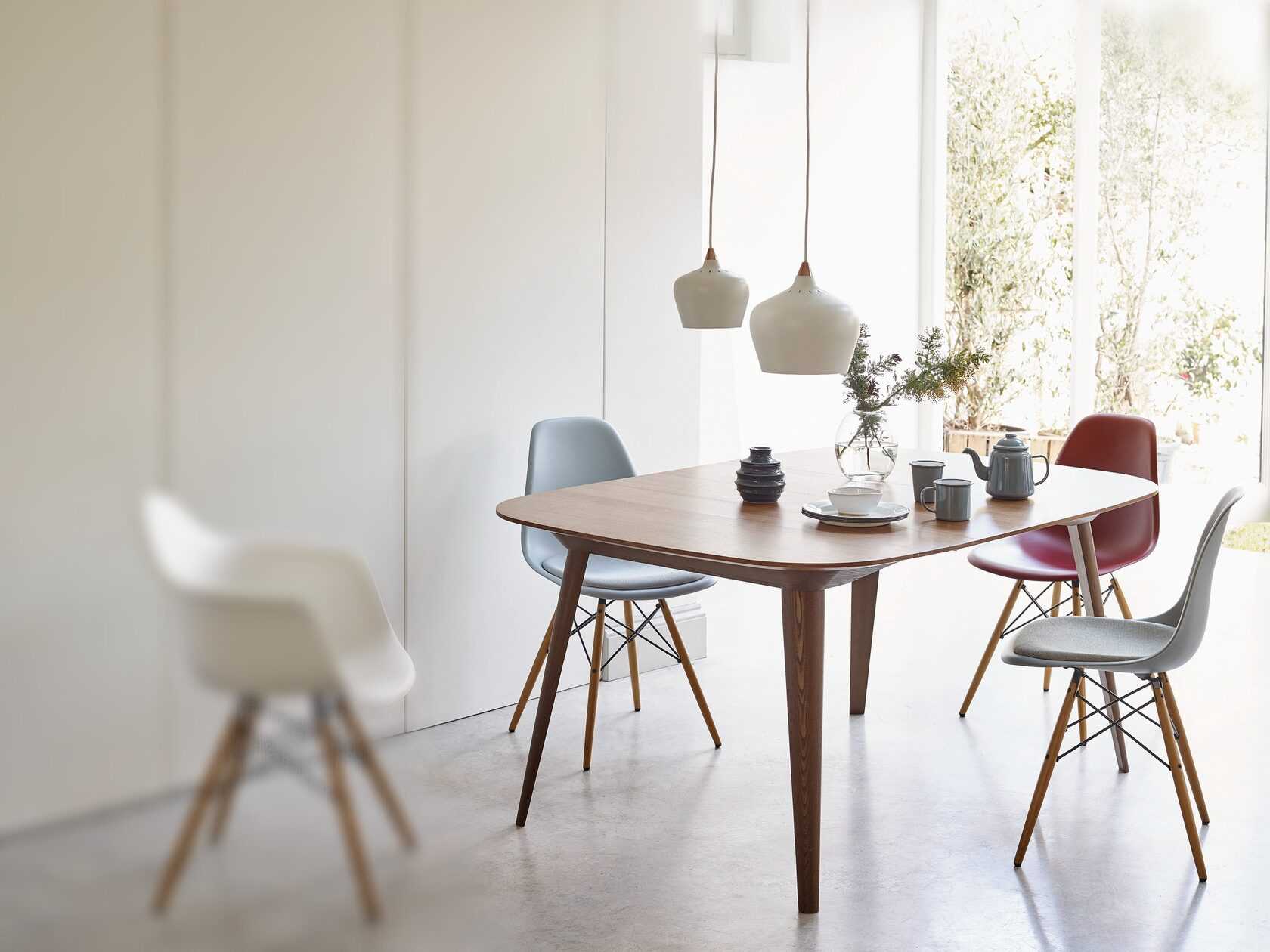 Дизайнерские стулья eames в интерьере на 32 фото