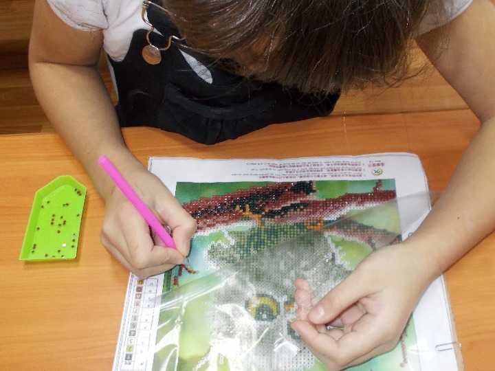 Вышивка в интерьере квартиры и дома +50 фото идей